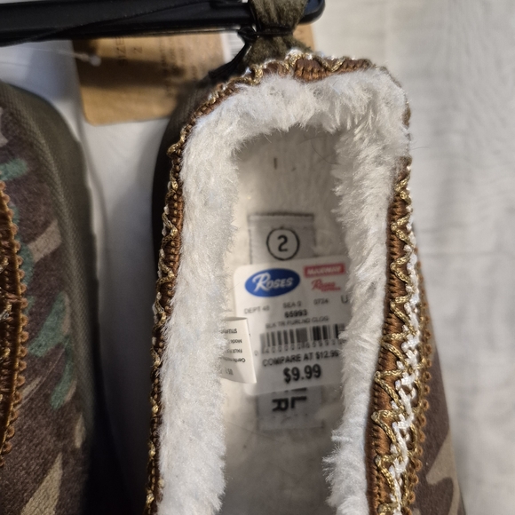 NWT River Trail Fleece Lined Camouflage Slippers with Emoji Patches - Picture 3 of 7